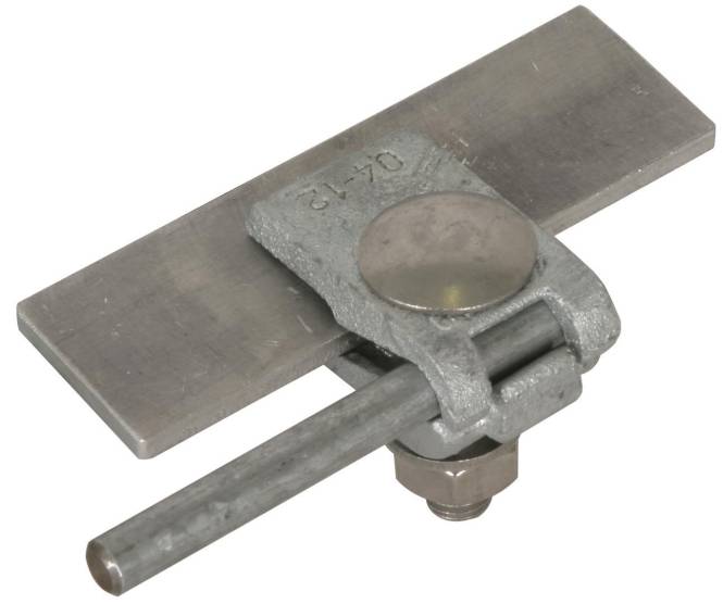 Eine Metallklemme mit flacher, rechteckiger Basis und einer zylindrischen Stange. Die Klemme wird mit einem Bolzen gesichert und dient zur Stabilisierung oder zum Festhalten von Objekten.