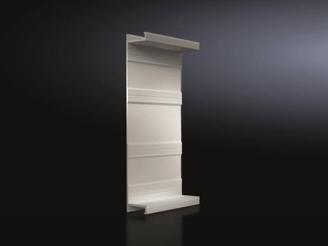 Ein metallischer I-Träger steht vertikal auf einem schlichten Hintergrund.