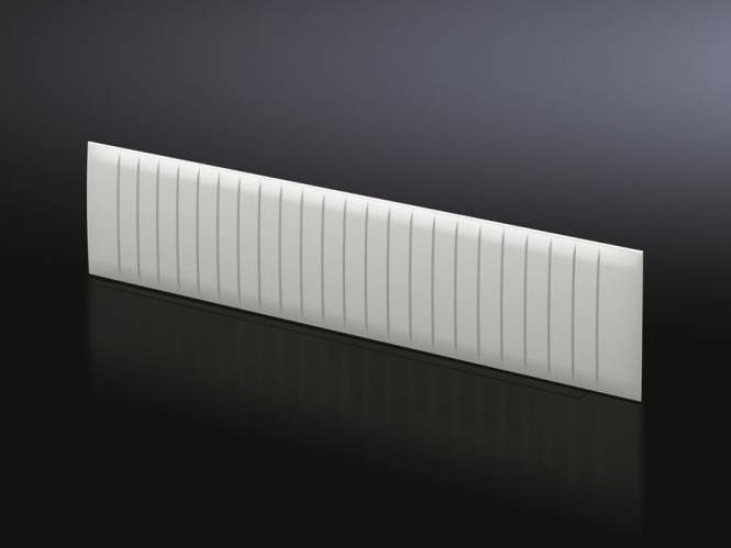 Ein langer, weißer, segmentierter moderner Heizkörper vor dunklem Hintergrund, entworfen für effiziente Wärmeerzeugung in einem zeitgenössischen Innenraum.
