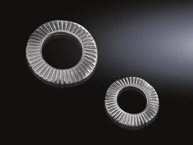 Zwei Metallunterlegscheiben mit gerippten Oberflächen auf dunklem Untergrund, eine größere und eine kleinere, diagonal zueinander positioniert.