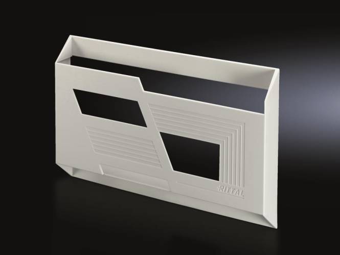 Ein weißes, geometrisch geformtes Objekt mit rechteckigen Ausschnitten und geprägten Linien, aufrecht auf schwarzem Hintergrund stehend.