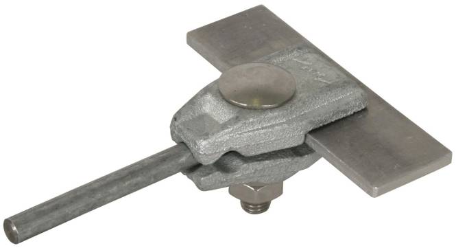 Eine Erdungsklemme, die zwei Metallstäbe zusammenhält, wird für elektrische Erdung und Sicherheitsverbindungen verwendet.