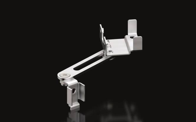 Eine metallische Komponente mit einem verstellbaren Arm und Montageklammern, die zur strukturellen Unterstützung oder zur Installation von Ausrüstungen auf schwarzem Hintergrund verwendet wird.