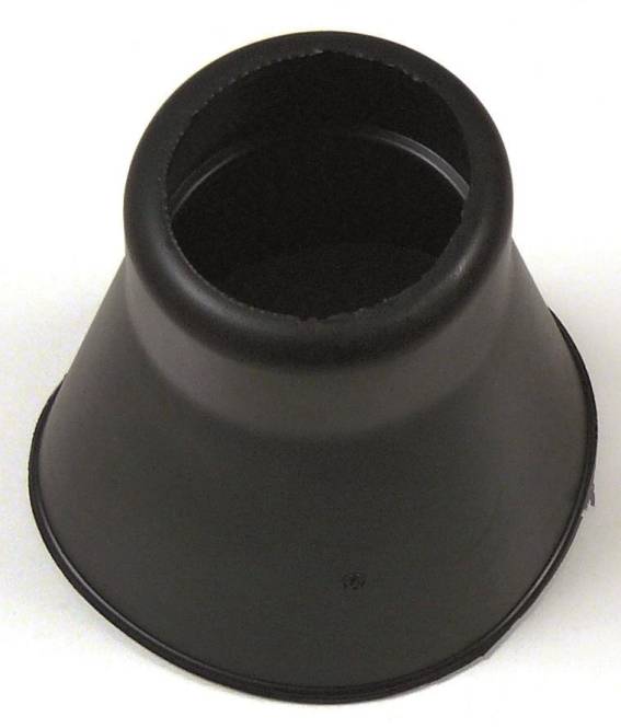 Ein schwarzes Plastikbauteil in konischer Form mit einer breiten kreisrunden Basis und einer schmalen offenen Oberseite, das einem Trichter oder Lautsprecherhorn ähnelt.