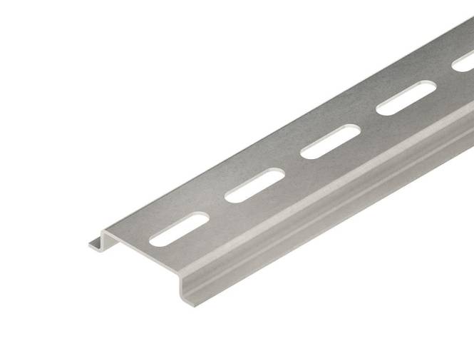 Ein Metallhalter mit mehreren länglichen Schlitzen, wahrscheinlich zur Befestigung oder statischen Unterstützung verwendet. Das Material wirkt metallisch und stabil.
