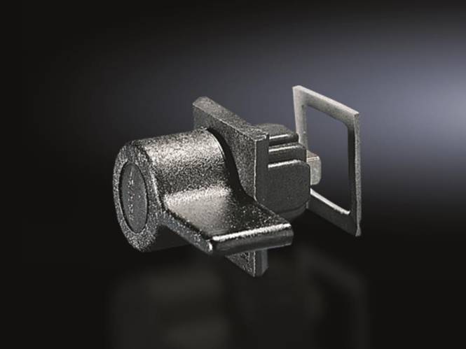 Metallisches Türscharnier mit glänzender Oberfläche auf dunklem Hintergrund, das detailliertes Design und Textur zeigt.