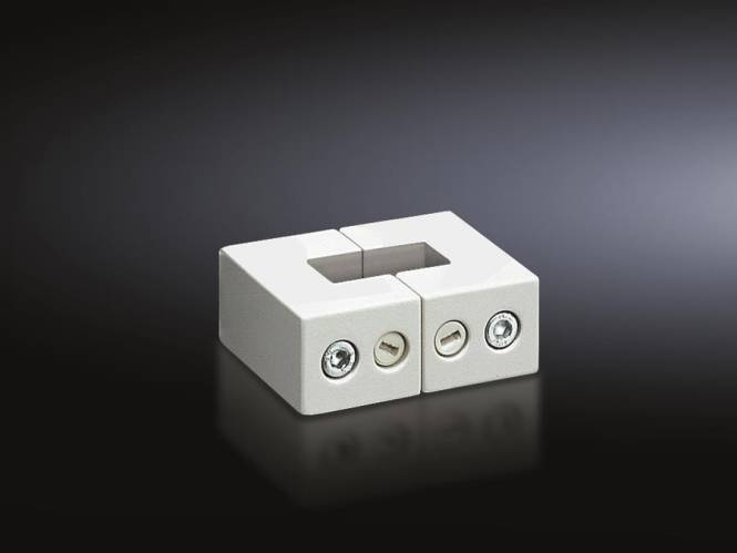 Ein quadratisches, metallisches Objekt mit hohlem Zentrum und vier Schrauben, vor einem schwarzen Gradient-Hintergrund positioniert, wahrscheinlich eine Montageklammer.