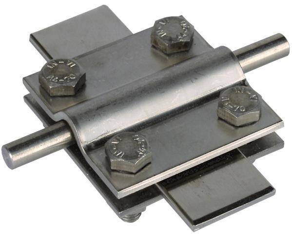 Eine Metallscharnierklemme, die durch vier Bolzen gesichert ist und einen Stab oder zylindrischen Gegenstand befestigt. Die Klemme hat eine silberne Oberfläche und rechteckige Platten.