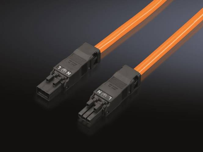 Zwei orangefarbene Glasfaserkabel mit schwarzen Steckern mit den Bezeichnungen 