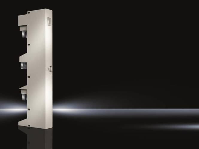 Eine elegante, vertikale, metallische Tür mit modernem Design öffnet sich teilweise und wirft einen Glanz auf einen dunklen Hintergrund, was Geheimnis oder Entdeckung andeutet.