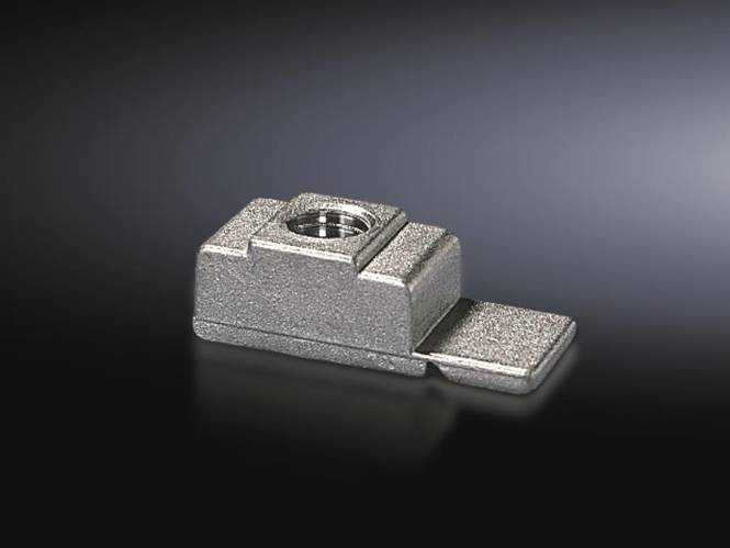 Eine rechteckige Metallklemme mit einem Gewindeloch oben und einer flachen Erweiterung an einer Seite, vor einem verlaufenden schwarzen Hintergrund.