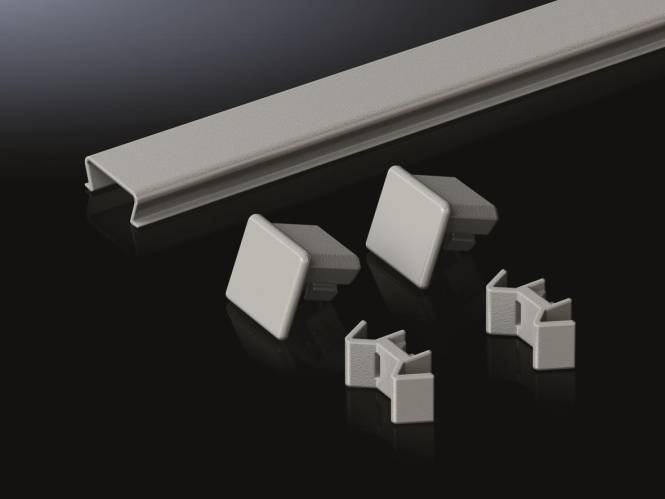 Kunststoffendkappen und ein schlankes, rechteckiges Profilstabstück werden auf schwarzem Hintergrund präsentiert und zeigen Komponenten für Möbel oder Regalsysteme.