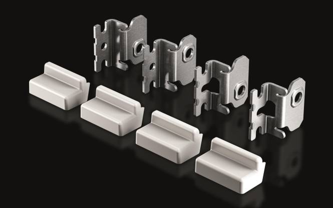 Metallclips und weiße Kunststoffbeschläge sind auf einer schwarzen Oberfläche angeordnet und zeigen Komponenten, die häufig für strukturelle Montage oder Möbelkonstruktion verwendet werden.