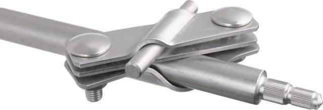 Eine Nahaufnahme eines metallischen Werkzeugs mit Scharnier und Rolle, möglicherweise Teil eines größeren mechanischen oder industriellen Geräts.