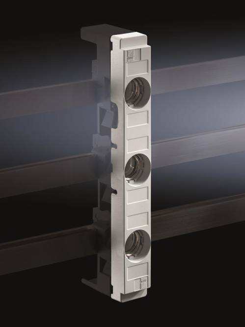 Eine Metallschiene mit gleichmäßig verteilten kreisförmigen Öffnungen vor einem unscharfen Hintergrund, verwendet zum Befestigen von elektrischen Komponenten.