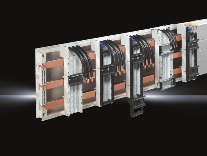 Kupfersammelschienen und elektrische Komponenten sind vertikal ausgerichtet und zeigen eine industrielle Umgebung. Der Hauptfokus liegt auf der Stromverteilung.