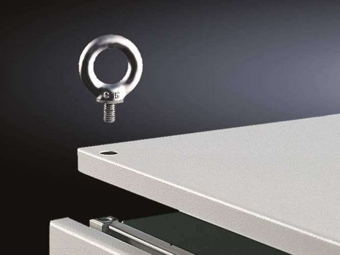 Ein Metallösen-Bolzen ist über der Ecke einer Metallplattform positioniert, was auf eine potenzielle Befestigung oder Verwendung bei der Montage hindeutet.