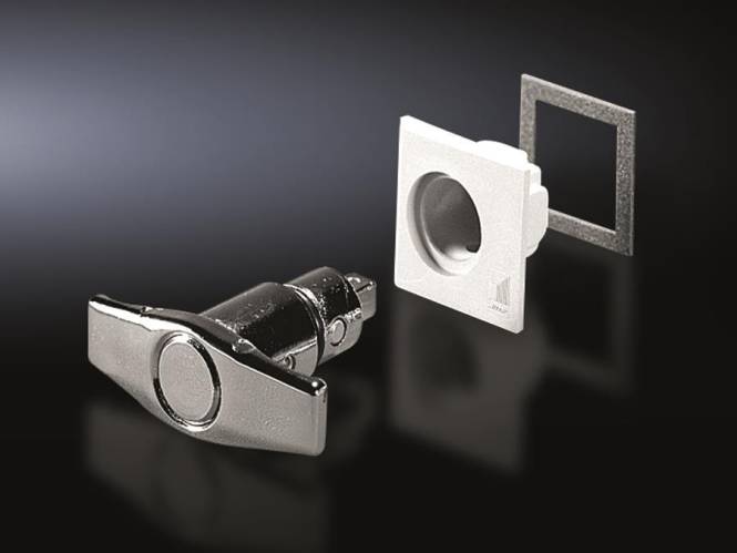 Ein Metallnockenriegel mit quadratischer Fassung, konstruiert für sichere Installationen. Dargestellt mit passendem Gehäuse und Schlüsselloch-Abdeckung auf dunklem Hintergrund.