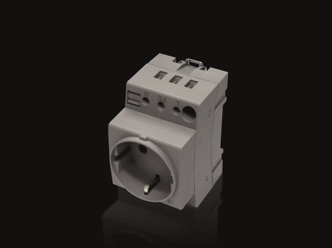 Ein grauer Elektrostecker-Adapter mit mehreren Steckereingängen, dargestellt vor einem schwarzen Hintergrund.