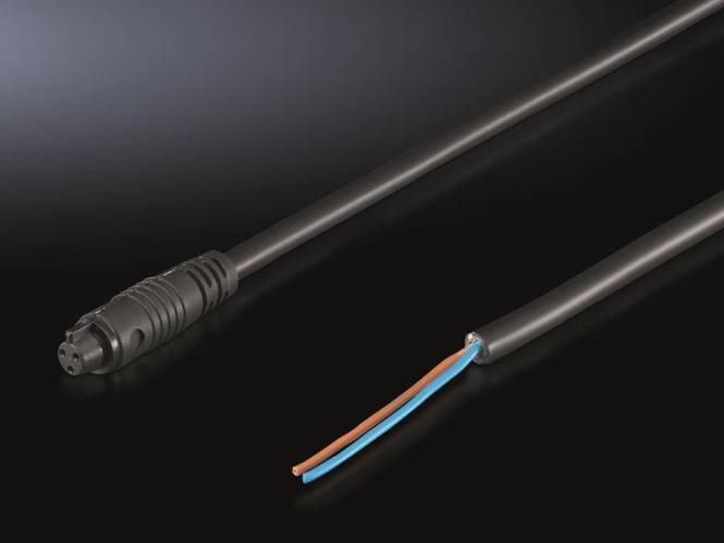 Eine Nahaufnahme eines schwarzen Stromkabels, das an einem Ende einen Stecker und am anderen Ende abisolierte Drähte in Blau und Braun vor dunklem Hintergrund zeigt.