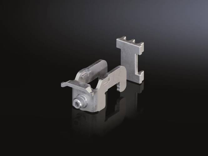 Metallhalterung mit Bolzen auf einer reflektierenden schwarzen Oberfläche, begleitet von einer ähnlichen, aber einfacheren Halterung ohne Bolzen.