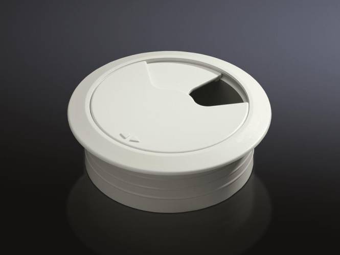 Ein rundes, weißes Kunststoff-Kabelführungsring mit teilweise geöffnetem Schieberegler, platziert auf einer dunklen Oberfläche, typischerweise zur Organisierung von Schreibtischkabeln verwendet.