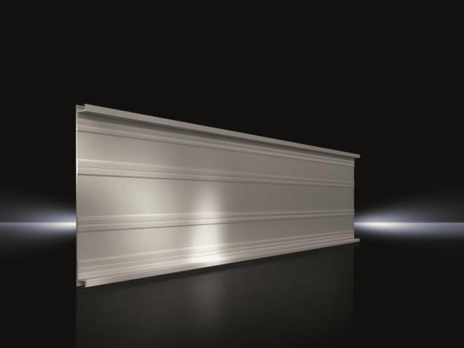 Eine elegante, metallische Fußleiste mit reflektierender Oberfläche, vor einem dunklen Hintergrund angebracht, akzentuiert durch subtile Beleuchtung auf beiden Seiten.