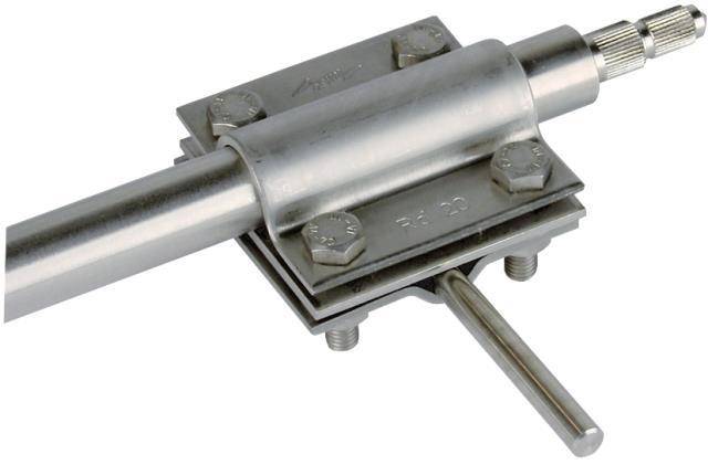Metallhalterung zur Befestigung zweier rechtwinkliger Rohre mit Bolzen für verstellbare Positionierung in industriellen Anwendungen.