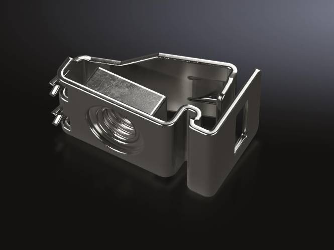 Eine Nahaufnahme einer metallischen U-Mutternklammer auf dunklem Hintergrund, die ihren Gewindebereich und die Biegungen in ihrer Struktur zeigt.