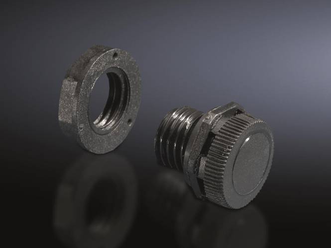 Eine schwarze Gewindeverbinderkappе und ein Ring auf einer dunklen reflektierenden Oberfläche, die industrielle Designmerkmale und Texturen hervorhebt.