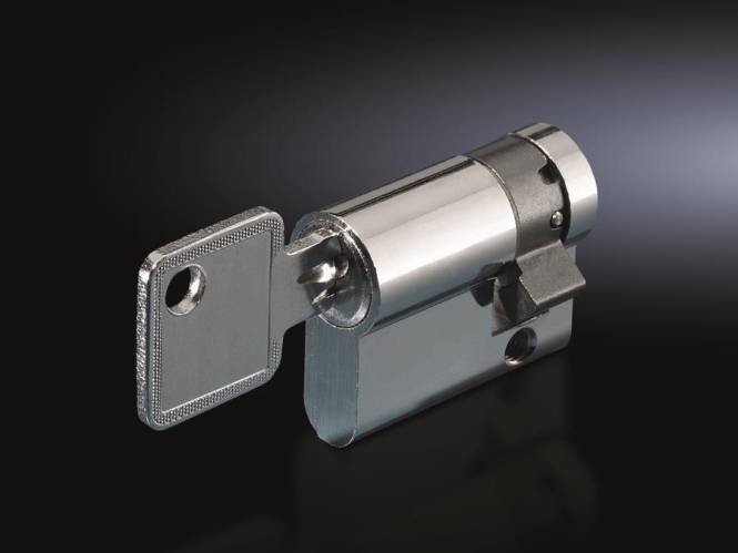 Eine Nahaufnahme eines silbernen Metallzylinderschlosses mit einem eingeführten Schlüssel, vor einem dunklen Farbverlaufshintergrund.