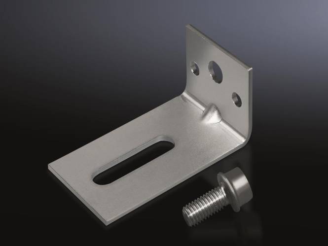 Ein Metall-L-Winkel mit einem Schlitzloch sitzt auf einer dunklen Oberfläche, zusammen mit einer passenden Schraube, die zum Montieren oder Befestigen von Objekten verwendet wird.