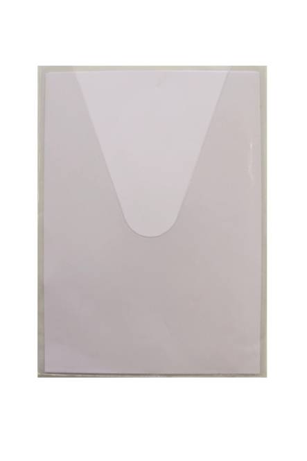 Ein leerer, weißer Umschlag mit dreieckigem Verschluss ist zentriert im Bild und ruht vor einem einfachen Hintergrund.