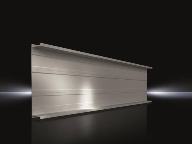 Ein Stahlträger ist vor einem dunklen Hintergrund zu sehen, wobei seine charakteristische, starke Struktur hervorgehoben wird, die im Bauwesen zur Unterstützung verwendet wird.