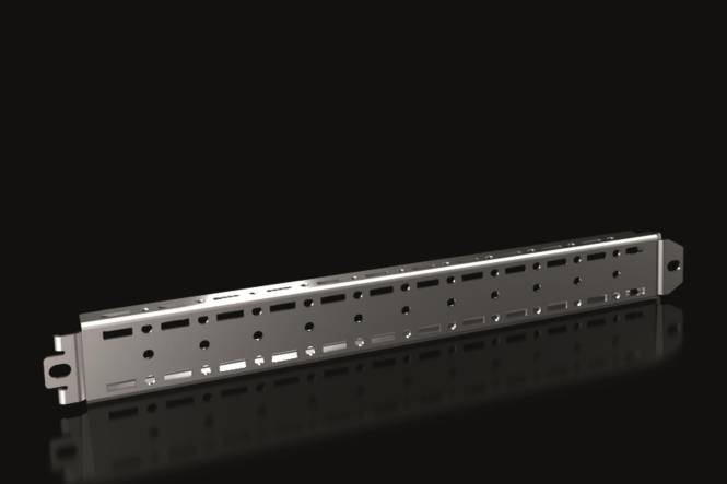 Ein Metallhalter mit mehreren Reihen gleichmäßig verteilter Löcher, vor einem dunklen Hintergrund, der sein elegantes Design und sein strukturelles Potenzial hervorhebt.