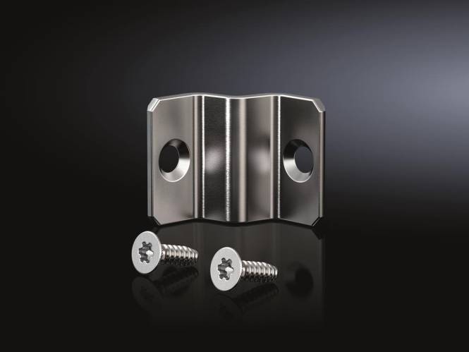 Eine Metallhalterung mit zwei Löchern sitzt vor einem dunklen Hintergrund, begleitet von zwei Schrauben, was auf einen Befestigungs- oder Befestigungsmechanismus hindeutet.