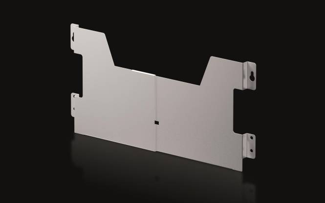 Eine flache, rechteckige Metallhalterung mit vier hakenartigen Verlängerungen, die zur Wandmontage konzipiert ist. Sie ist vor einem schwarzen Hintergrund positioniert.