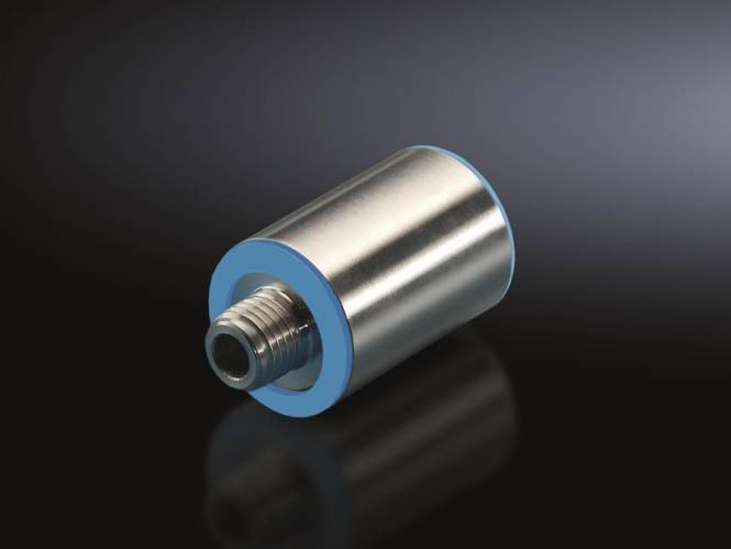 Ein metallischer zylindrischer Gegenstand mit einem blauen Ring und Gewindelende auf einer reflektierenden dunklen Oberfläche, wahrscheinlich ein Präzisionsingenieur-Bauteil.