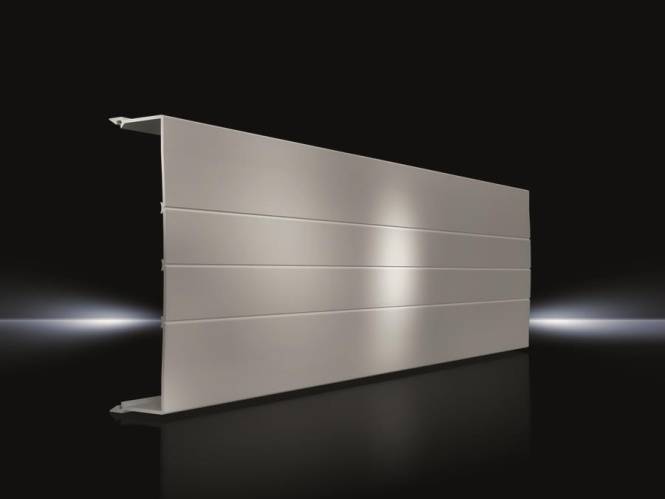 Aluminiumverkleidungspaneel mit schlankem horizontalem Design, das Licht auf dunklem Hintergrund reflektiert und seine glatte Oberfläche hervorhebt.