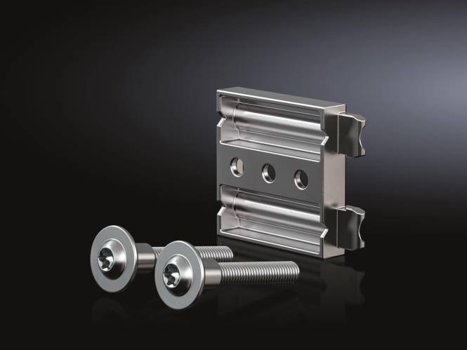 Ein metallisches Befestigungswinkel mit drei Löchern, begleitet von zwei Schrauben und Unterlegscheiben, auf einer reflektierenden schwarzen Oberfläche.