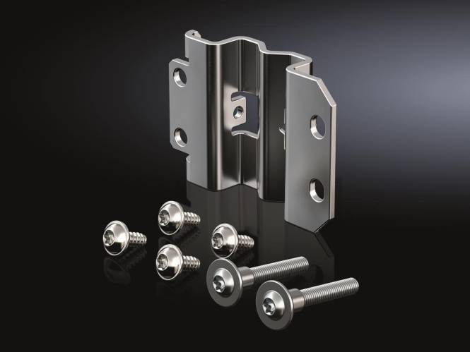 Eine Metallhalterung mit mehreren Schrauben unterschiedlicher Größen, die auf einer reflektierenden schwarzen Oberfläche ausgelegt sind.