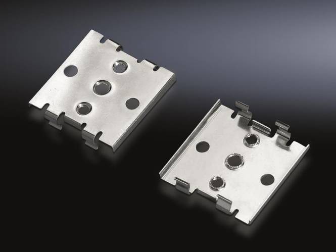 Zwei Metallklammern auf einem Gradientenhintergrund, jeweils mit abgerundeten Ecken, mehreren Löchern und einer reflektierenden Oberfläche.