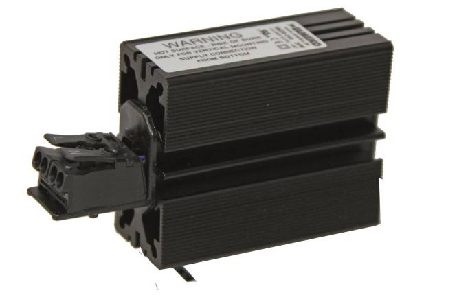 Elektrokomponente mit Kühlrippen und sichtbarem Warnschild, das zur Wärmeableitung in elektronischen Geräten verwendet wird.