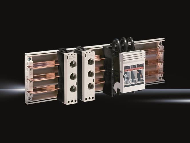 Ein Schaltschrank mit mehreren Leistungsschaltern, Kupferschienen und einem Schutzgehäuse, das zur Verwaltung von Stromkreisen verwendet wird.