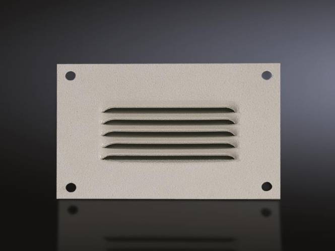 Eine rechteckige beige Lüftungsabdeckung mit fünf horizontalen Lamellen, vor einem dunklen Hintergrund angebracht, wird zur Luftzirkulation verwendet.