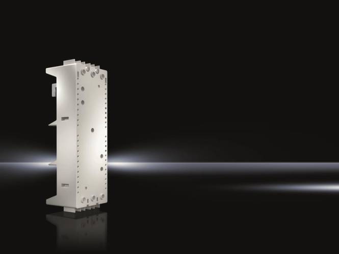 Ein weißes Elektrobauteil mit rechteckiger Form wird auf dunklem Hintergrund angezeigt und reflektiert schwaches Licht.