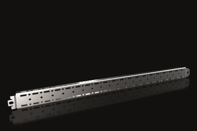 Ein langer, metallischer, gelöcherter Metallstreifen vor dunklem Hintergrund. Der Streifen wirkt reflektierend und zeigt mehrere gleichmäßig verteilte Löcher.