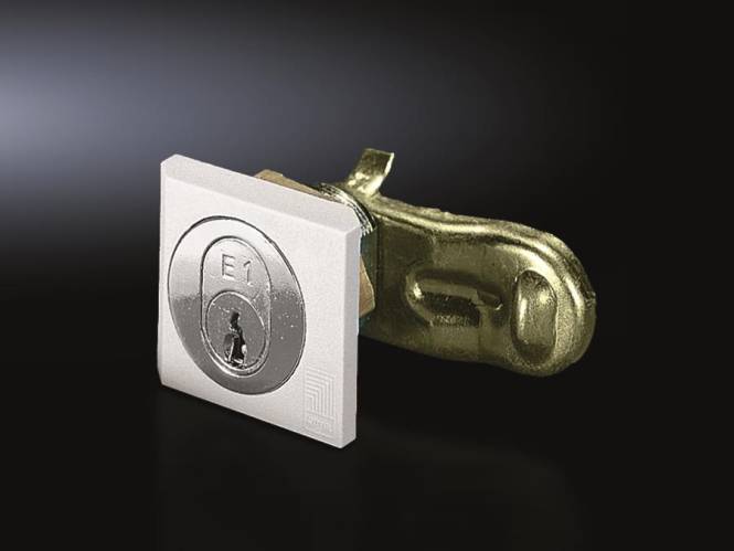 Ein poliertes Metallschloss mit quadratischem Gesicht, das auf dunklem Hintergrund mit 