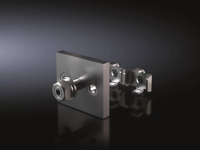 Ein metallisches L-förmiges Winkelblech mit einem Bolzen und zwei Befestigungslöchern wird auf einer reflektierenden Oberfläche gezeigt, wobei sein industrielles Design hervorgehoben wird.