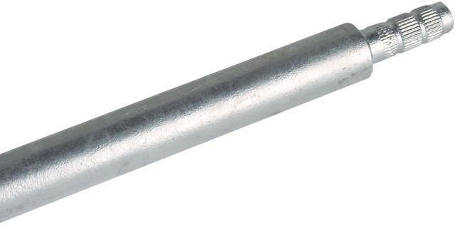 Ein zylindrischer, metallischer Silberstab vor einem weißen Hintergrund.